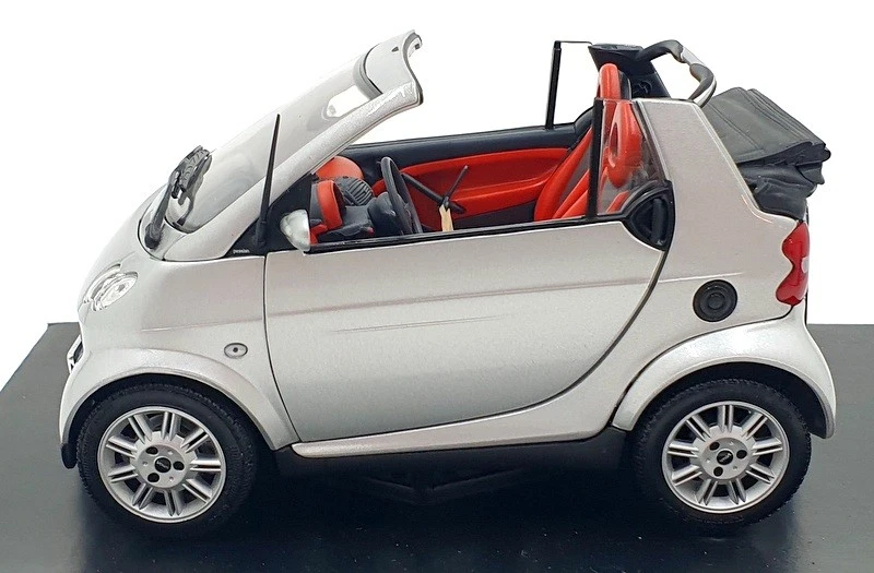 Kyosho 1/18 Scale Diecast 0012890 - Smart Cabrio - Silver With Bodypanel - Image 3 of 4