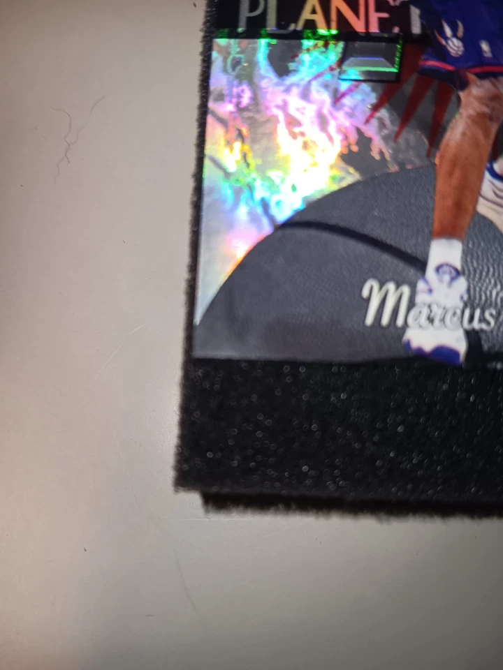 Marcus Camby 1997-1998 Metal Universe Skybox Baloncesto Planeta Metal #6 PM Foto 3 de 4