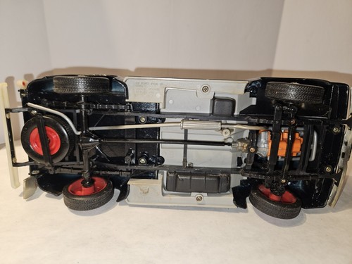 LOT OF 2 VTG. 1/18 SCALE FORD PICK-UP TRUCKS, F-100, 1956 ERTL/ 1953 ROAD TOUGH - Picture 10 of 21