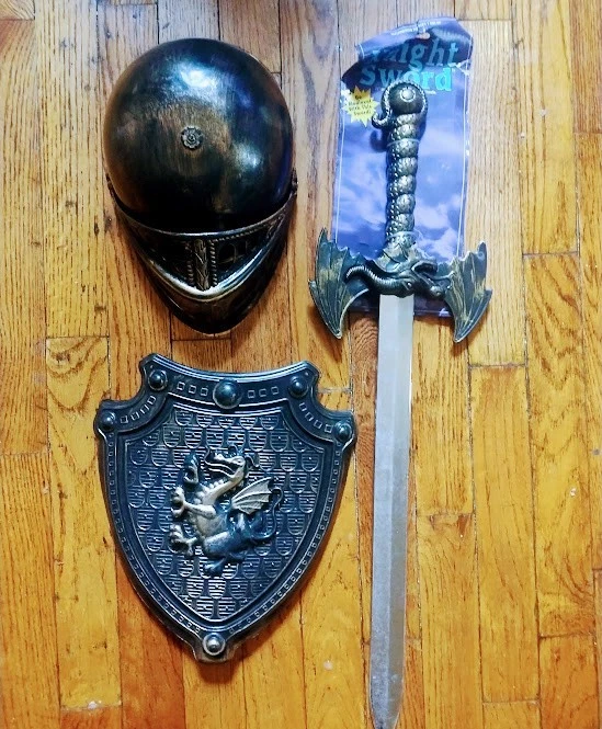 Dragon Warror Casco Dorado Espada Escudo Disfraz Infantil Plástico Foto 3 de 4