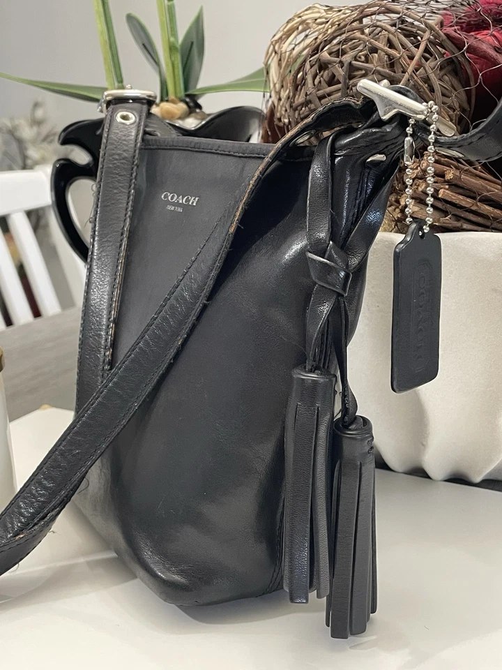 Bolso Bandolera Coach Legacy Mini Lona, Cuero Liso Negro con Borlas Foto 3 de 4