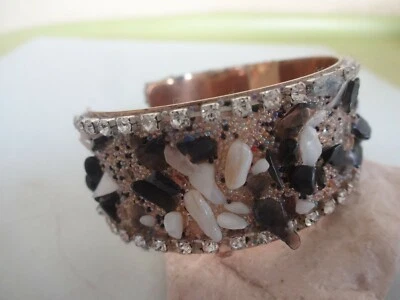 BRACELET JONC OUVERT LAITON DECOR:FOND PAILLETTE DOREE+PIERRE NATURELLE+STRASS - Photo 1/4