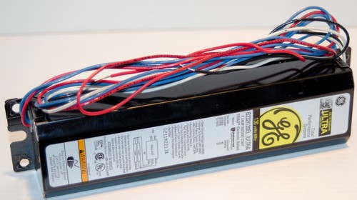Lastre electrónico de arranque instantáneo GE Ultra WattMiser Triad 120V para (2) F32T8 - Imagen 1 de 2