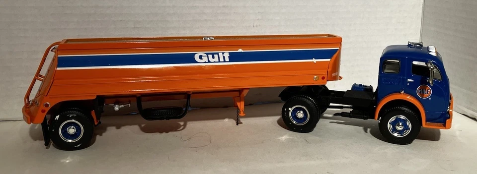 GULF 53’ WHITE 3000 Tractor & Tank Trailer 1/34 scale Diecast Model, 1st Gear (V - Image 4 of 4