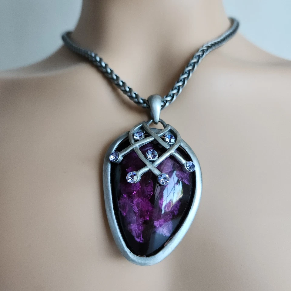 Ремесленник вдохновленный фиолетовый смолы цветок подвеска ожерелье с хрустальными акцентами - Изображение 3 из 4