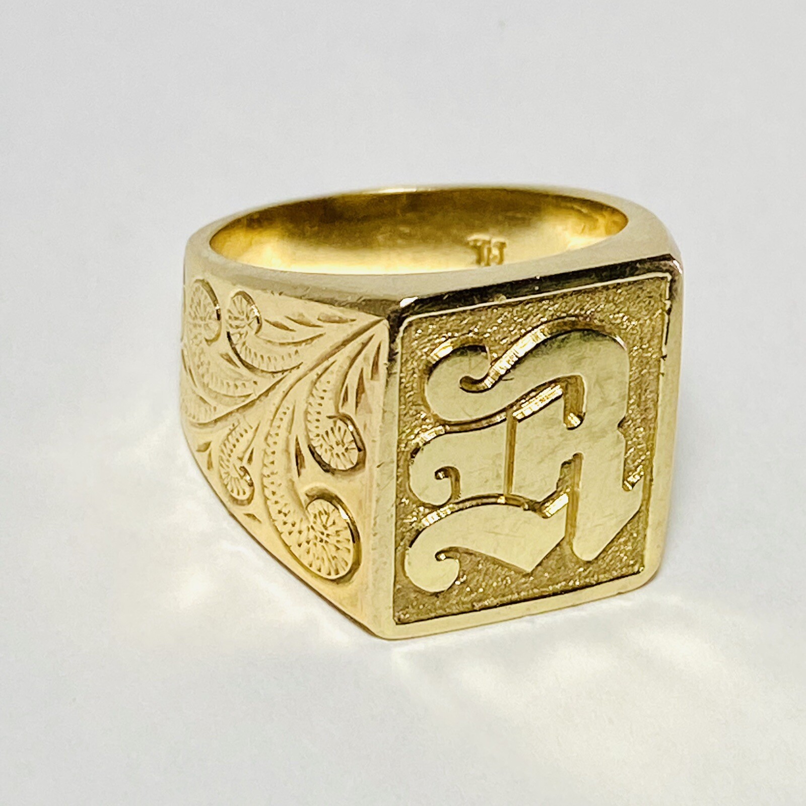 Old English R Yellow 14K Yellow Gold Scroll Old English