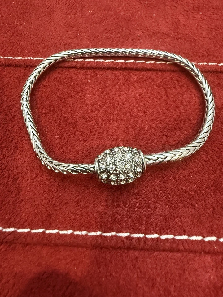 PULSERA reversible con cierre magnético flexible de diamantes de imitación de cristal blanco y negro Foto 2 de 4