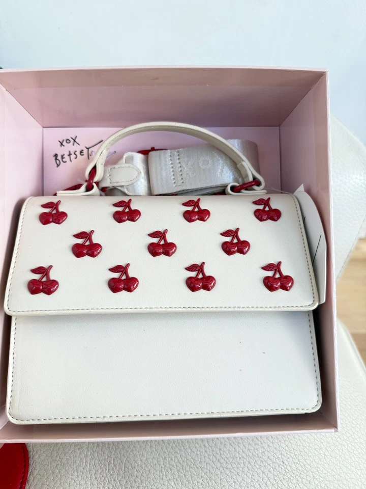 НОВЫЙ С ЯРЛЫКАМИ В КОРОБКЕ BETSEY JOHNSON XOMYLO СУМКА ЧЕРЕЗ ПЛЕЧО СУМКА W ВИШНЕВЫЙ ШАРМ - Изображение 3 из 4