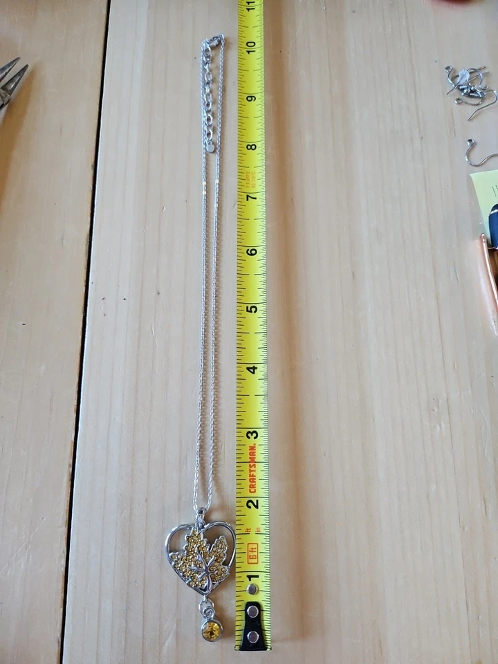 Collar en forma de corazón con piedras doradas que representan la piedra de nacimiento de noviembre Foto 3 de 4