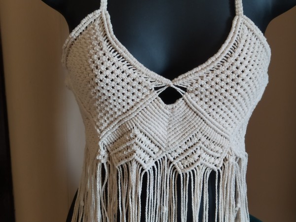 TOP DE MACRAMÉ HECHO A MANO, ESPALDA CRUZADA, TALLA S, EN COLOR NATURAL, UNISEX