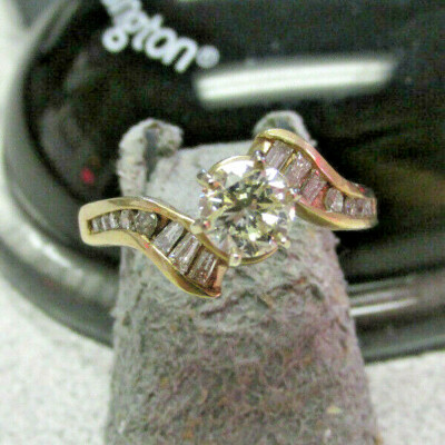 BEAUTIFUL WEDDING RING WITH LARGE DIAMOND