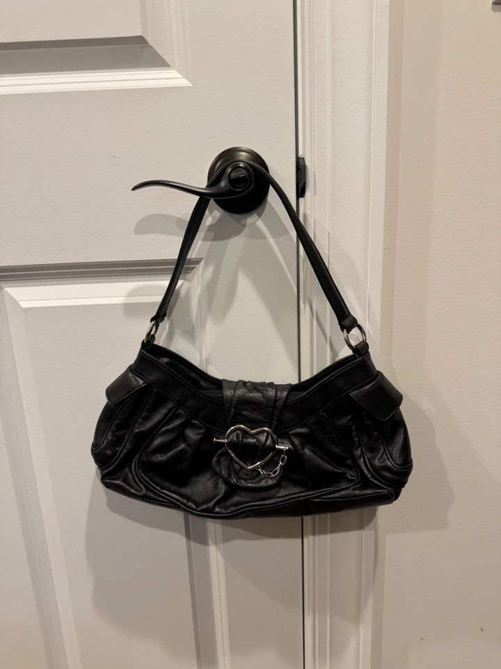 Bolso de hombro Moschino plisado con cierre de corazón de cuero negro (W 15 pulgadas x W 8 pulgadas x D 4") Foto 2 de 4