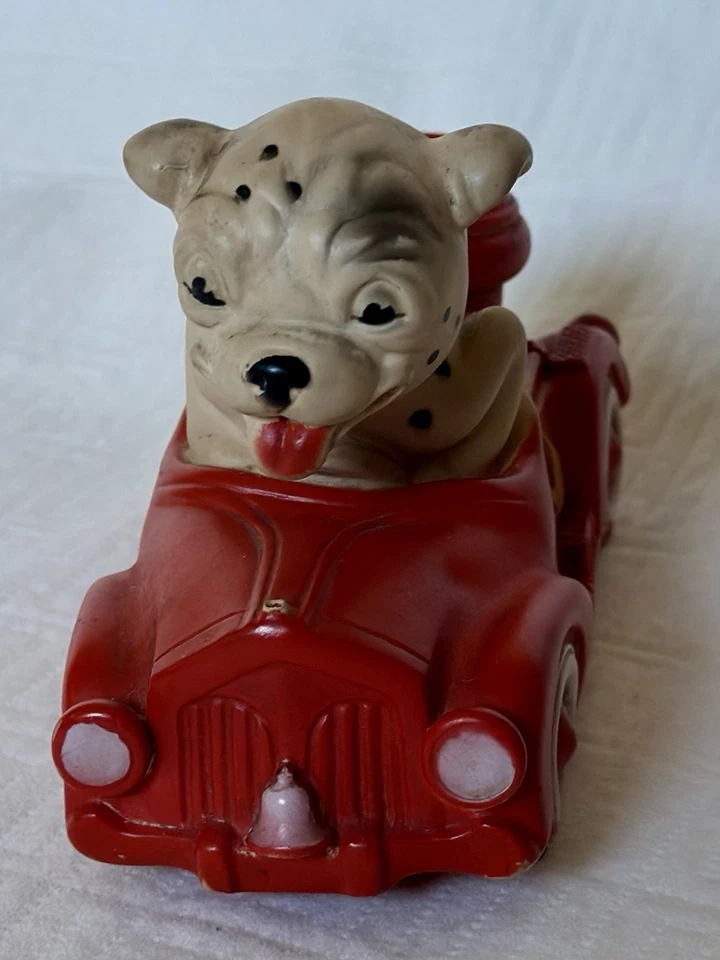 ANTIGO 1956 DREAMLAND CREATIONS CAMINHÃO DE BOMBEIROS DE BORRACHA VERMELHA BRINQUEDO GUINCHO COM CACHORRO DÁLMATA - Imagem 4 de 4