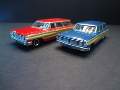 Auto World 1964 Ford Country Squire bundle poppy red & blue - Loose 1:64