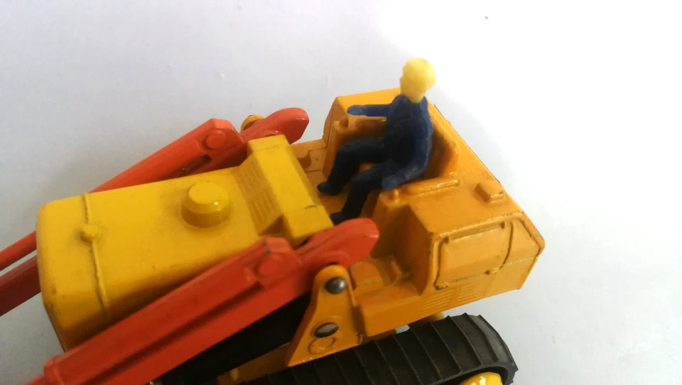 Matchbox King Size K-8 Caterpillar Traxcavator mit Fahrerfigur (sehr selten) - Bild 4 von 4