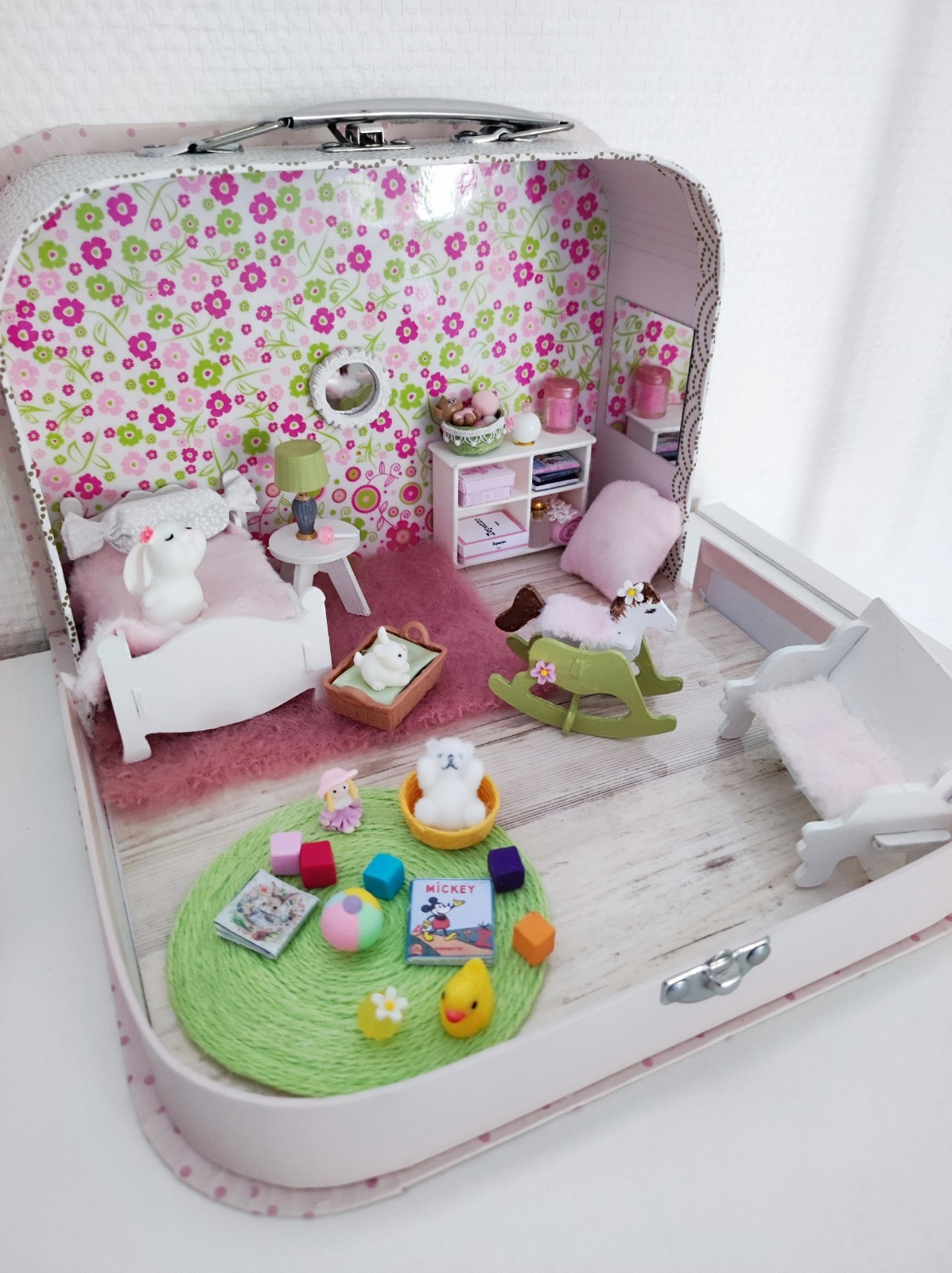 Valisette miniature petite chambre pour poupées et Sylvanians en bois