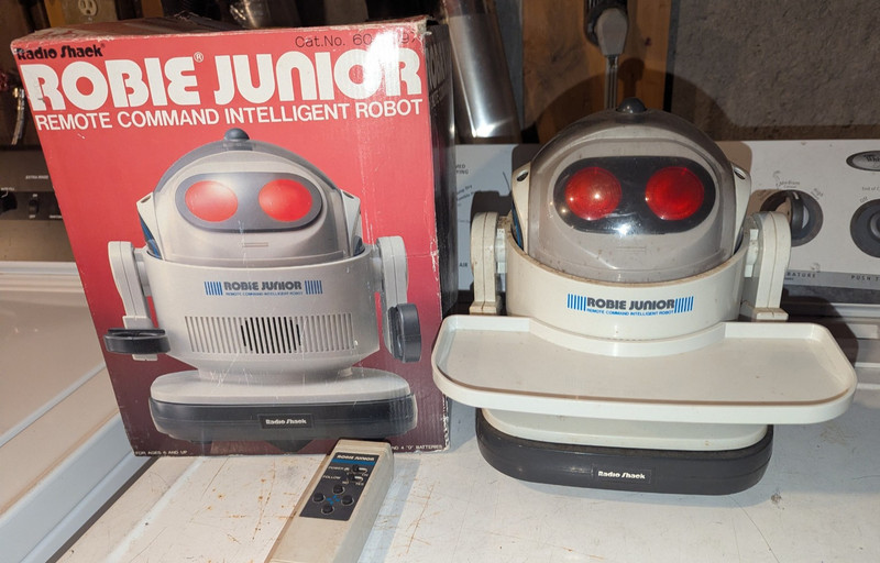 1986 Vtg TOMY RADIO SHACK ROBIE JUNIOR Remote Robot 60-2397 WORKS TESTED w Box