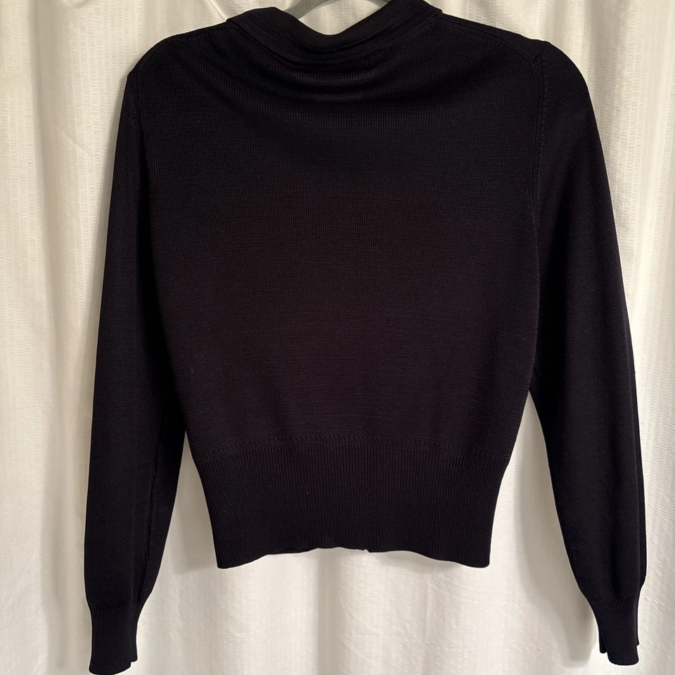 Cárdigan suéter pequeño con cuello de seda negro para mujer Valerie Steven (M) Foto 2 de 4