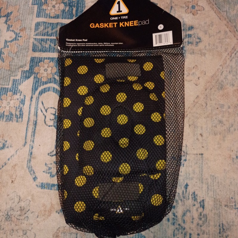 One Tri Covert Knee Pads Gasket Knee Pads Women's Size Small Yellow Poke A Dots