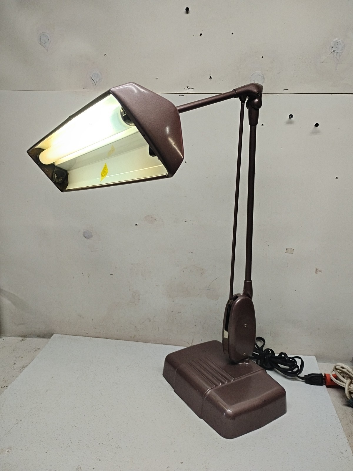 MCM Art Deco Dazor P-2324 Floating Industrial Drafting Lamp Articulating Arm