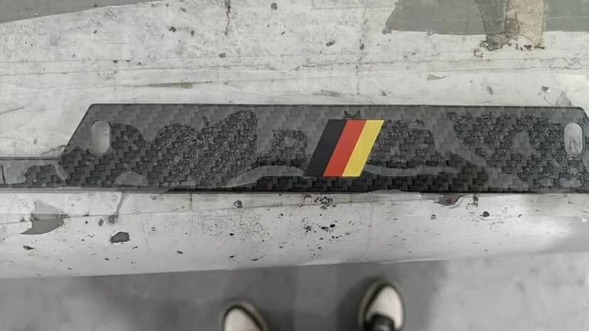 Cuadro de licencia alemán Bayern MotorWerks acabado fibra de carbono se adapta a Audi VW BMW MB Foto 2 de 4