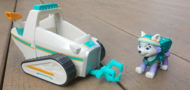 paw patrol everest's snowmobile pup & vehicle