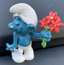 SMURFS 1980's BASHFUL SMURF HOLDING GIVING FLOWERS PVC FIGURE VINTAGE SCHLEICH 