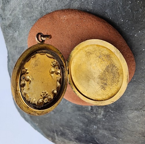 10k .417 Gold Art Nouveau Mourning 3 Diamond Repousse Locket Pendant Au 24143 - Picture 9 of 14