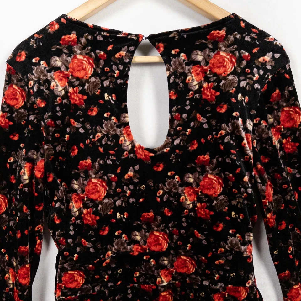Mameluco floral negro con cuello en V profundo manga larga terciopelo Charlotte Russe, talla pequeña Foto 2 de 4