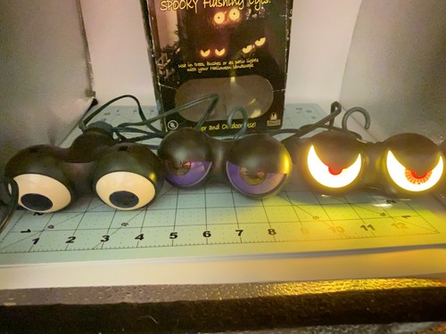 Halloween Peep n' Peepers Set of 3 Spooky Flashing Eyes Indoor & Outdoor - Picture 4 of 12