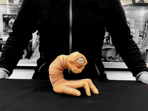 Eyes On Hand 1:1 Studio Scale Prop Display Art Statue - Picture 2 of 10