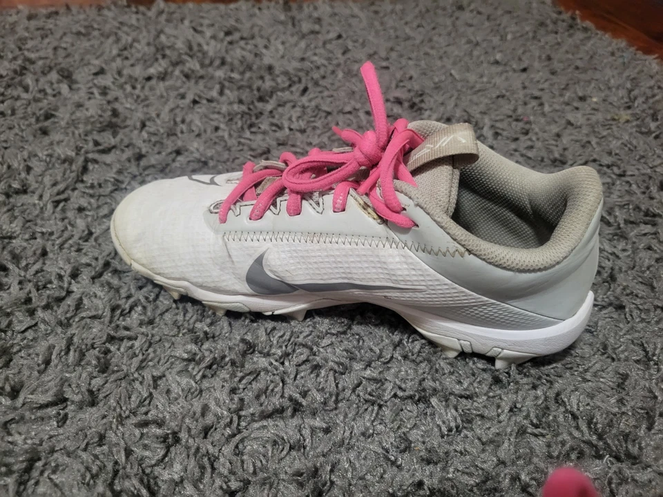 Nike Fast Flex Girls Youth Cleats Size 5 Youth White Athletic Shoes - Image 2 of 4
