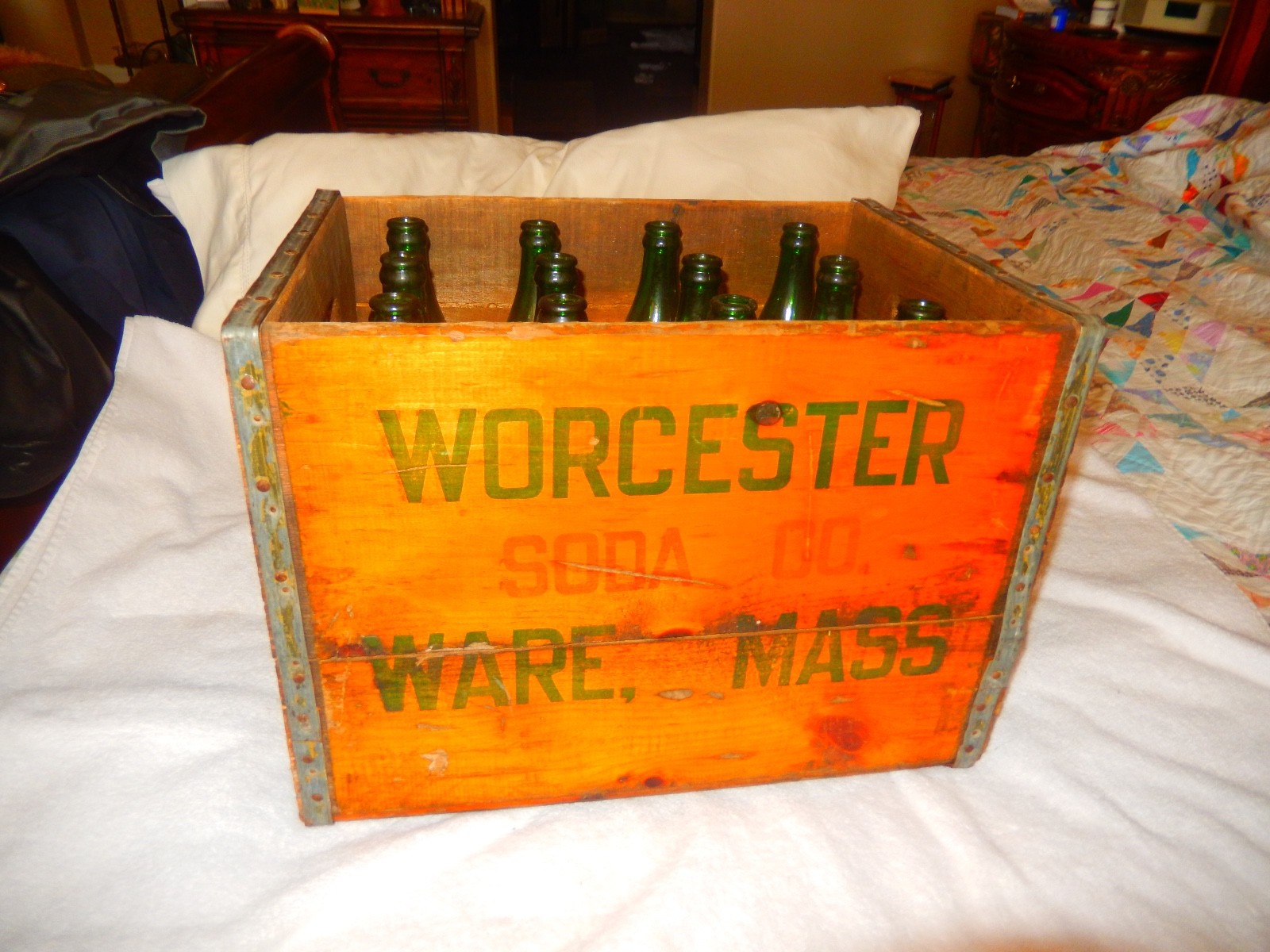 ANTIQUE WORCESTER SODA CO WARE MASS USA WOOD BOTTLE  ADVERTISING BOX & BOTTLES
