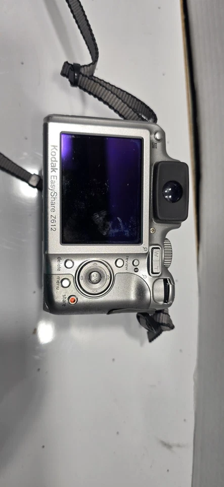 Cámara digital Kodak EasyShare Z612 plateada con zoom óptico 12X 6,1 Foto 2 de 4