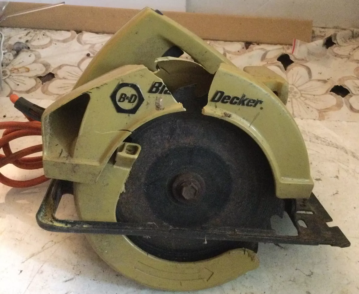 VINTAGE BLACK & DECKER ELECTRIC CORDED 7308 7 1/4” CIRCULAR SAW