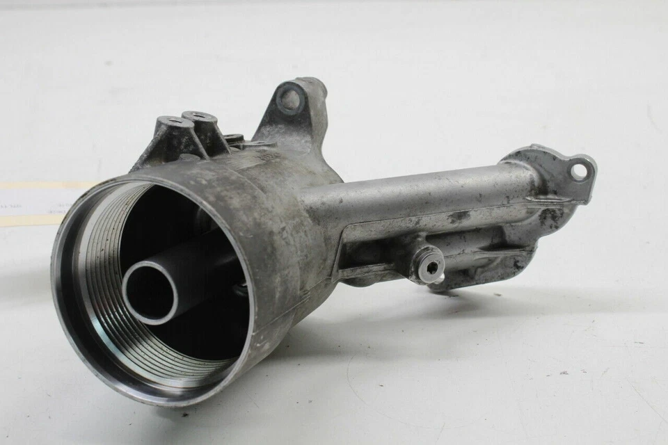 2009-2013 Audi R8 5.2L Engine Oil Filter Adapter OEM Used Foto 2 de 4