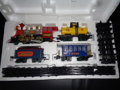 Eastern Express Train Set Battery Operated Locomotive with 3 Cars & 16 Track pc.