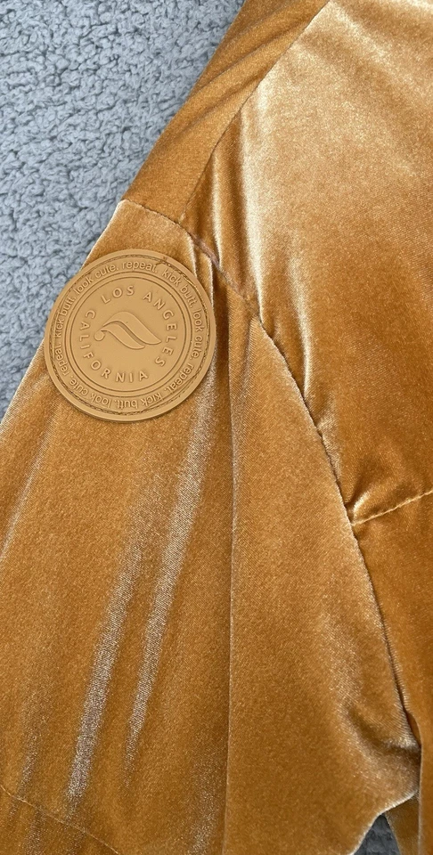 Chaqueta acolchada recortada de terciopelo amarillo miel Fabletics para mujer talla mediana Foto 2 de 4