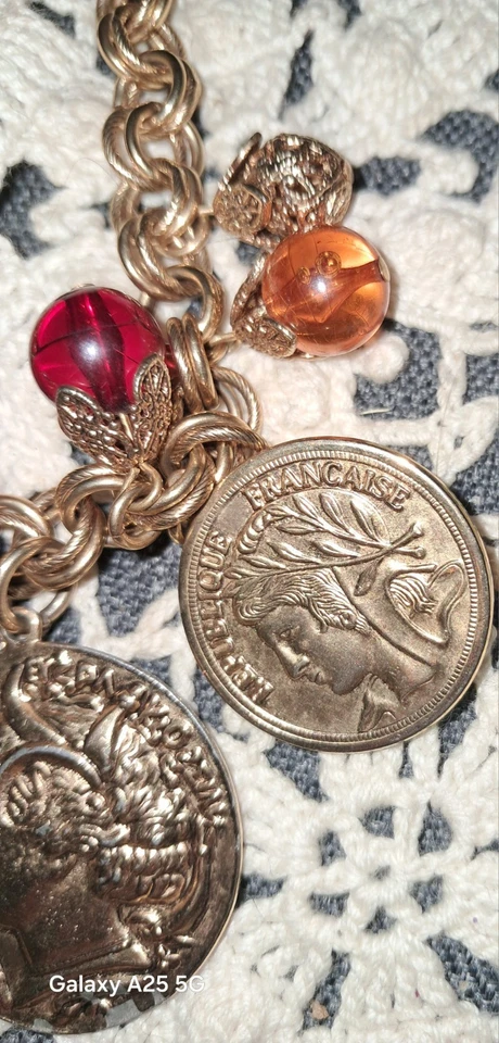 ЧИТАЙТЕ*Неподписанное винтажное ожерелье 1980-х с искусственными французскими монетами янтарь и филигрань - Изображение 3 из 4