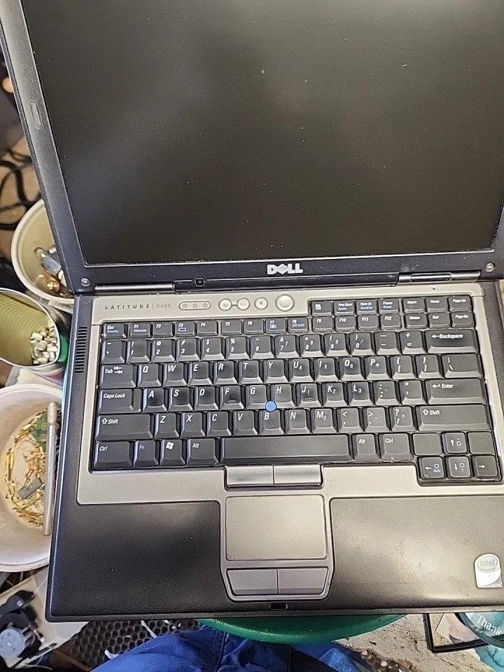 Dell Latitude D620 2 GB Intel Core 2 Duo 06F6 2 GHz SIN SISTEMA OPERATIVO / HD LEER DESCRIPCIÓN Foto 3 de 4