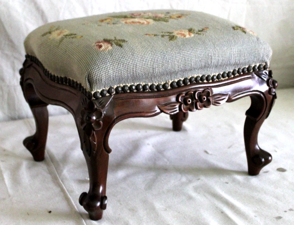 Antiguo reposapiés francés tallado a mano banco punta de aguja tapicería latón cabeza de clavo Foto 2 de 4