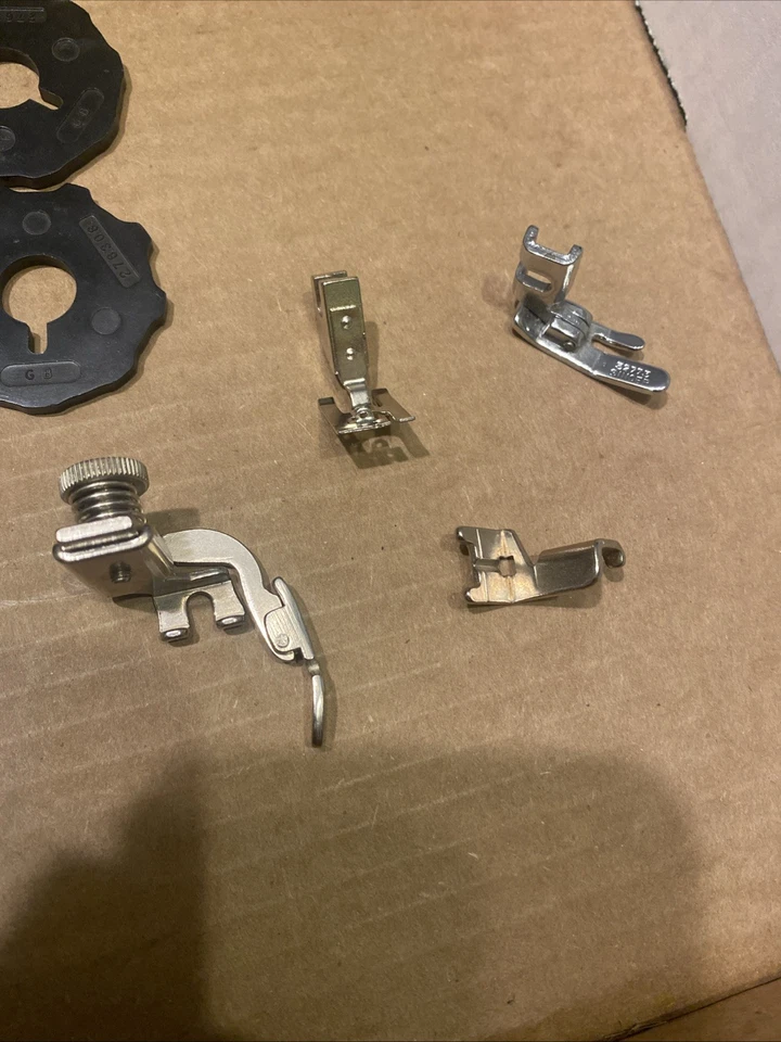 Máquina de costura Singer modelo 348 acessórios acessórios reparo e caixa de peças - Imagem 4 de 4