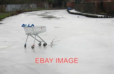 FOTO IM TODESTRAKT LÄUFT DIE ZEIT FÜR DIESEN TRAURIGEN TESCO TROLLEY AB, WÄHREND ER WARTET