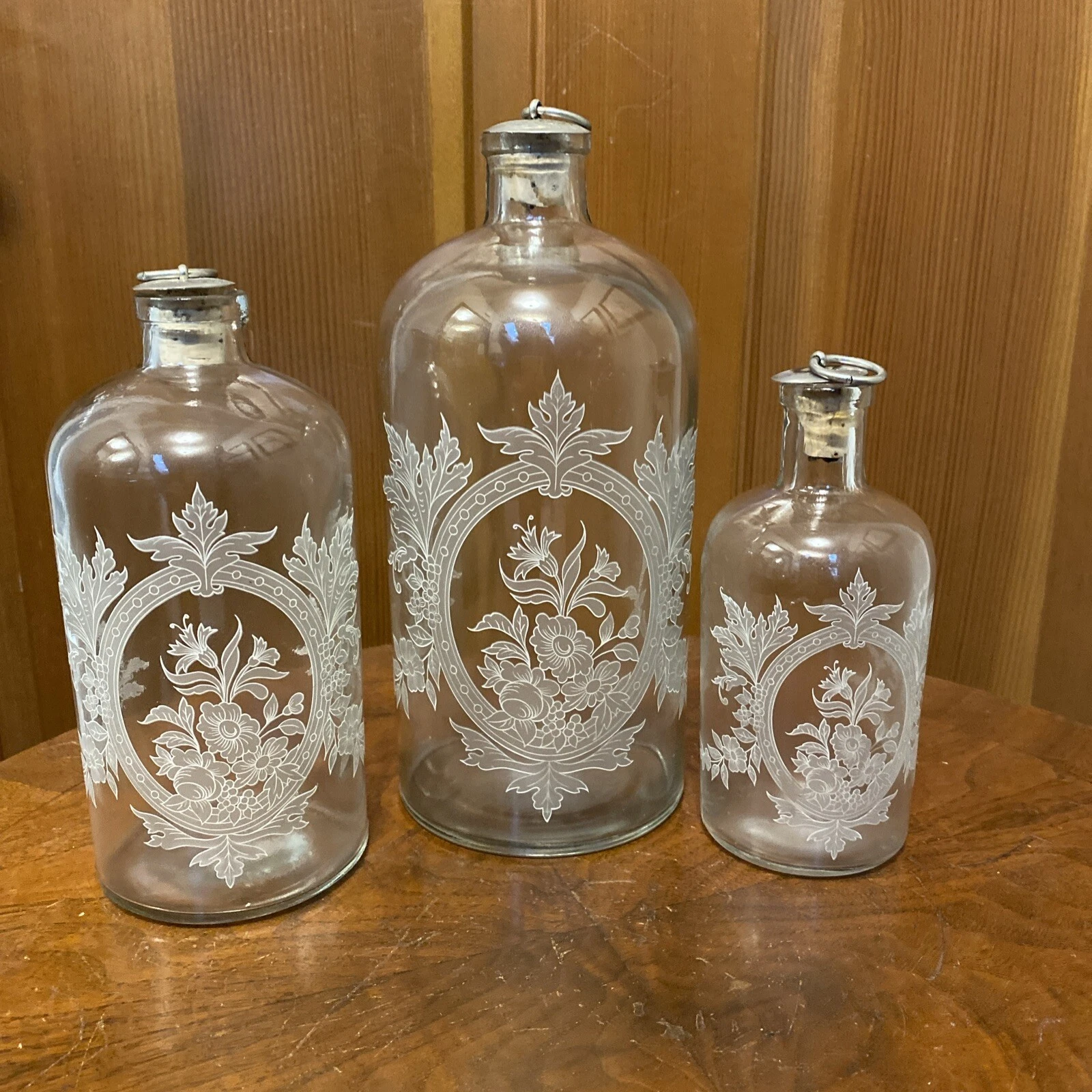 Set of 3 Mid Century Floral Etched Glass Vanity Apothecary Jars Cork Stopper
Opens in a new window o