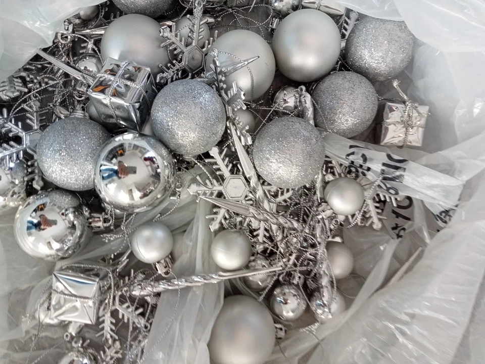 LOTTO 40 CIRCA PALLINE DI NATALE IN PLASTICA ARGENTO VARIE FORME E DIMENSIONI - Immagine 3 di 3