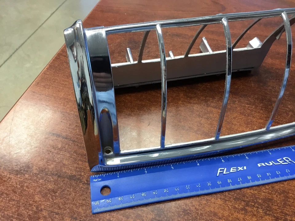 New Old Stock 1973 1974 FORD LTD RIGHT FRONT PARKING LIGHT BEZEL D3AB-13236-AB - Image 2 of 4