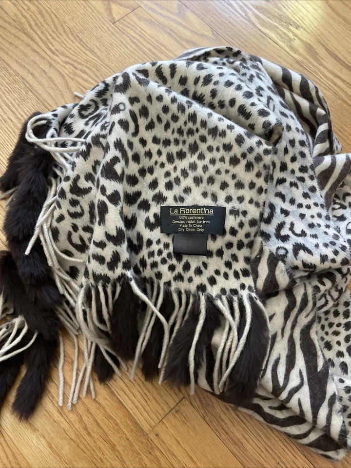 Mantón envolvente estampado animal cachemir La Fiorentina talla OS ribete de piel de conejo Foto 4 de 4