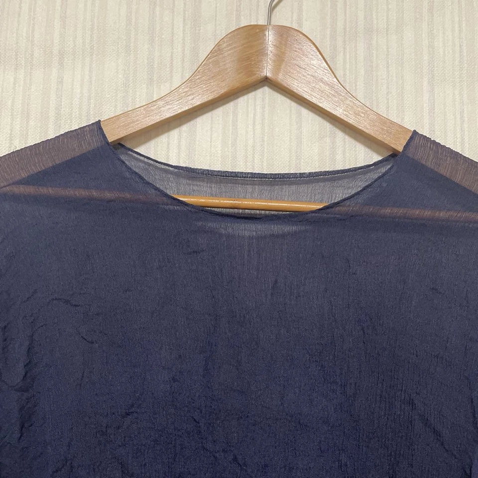 TOP USADO PERMANENTE ISSEY MIYAKE MANGA LONGA EM MARINHA ENRUGADA ACEITÁVEL - Imagem 2 de 4