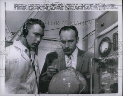 1958 Press Photo Director C. Roger Moe and tecnician John Meyer - nea36822
