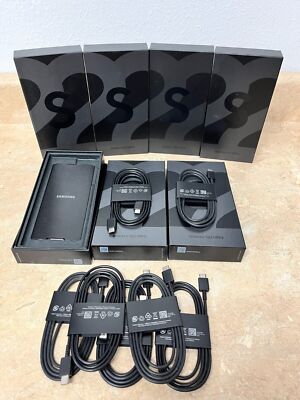 Samsung Galaxy S22 ブラック（箱あり） What do you get inside the Samsung Galaxy S22 box?